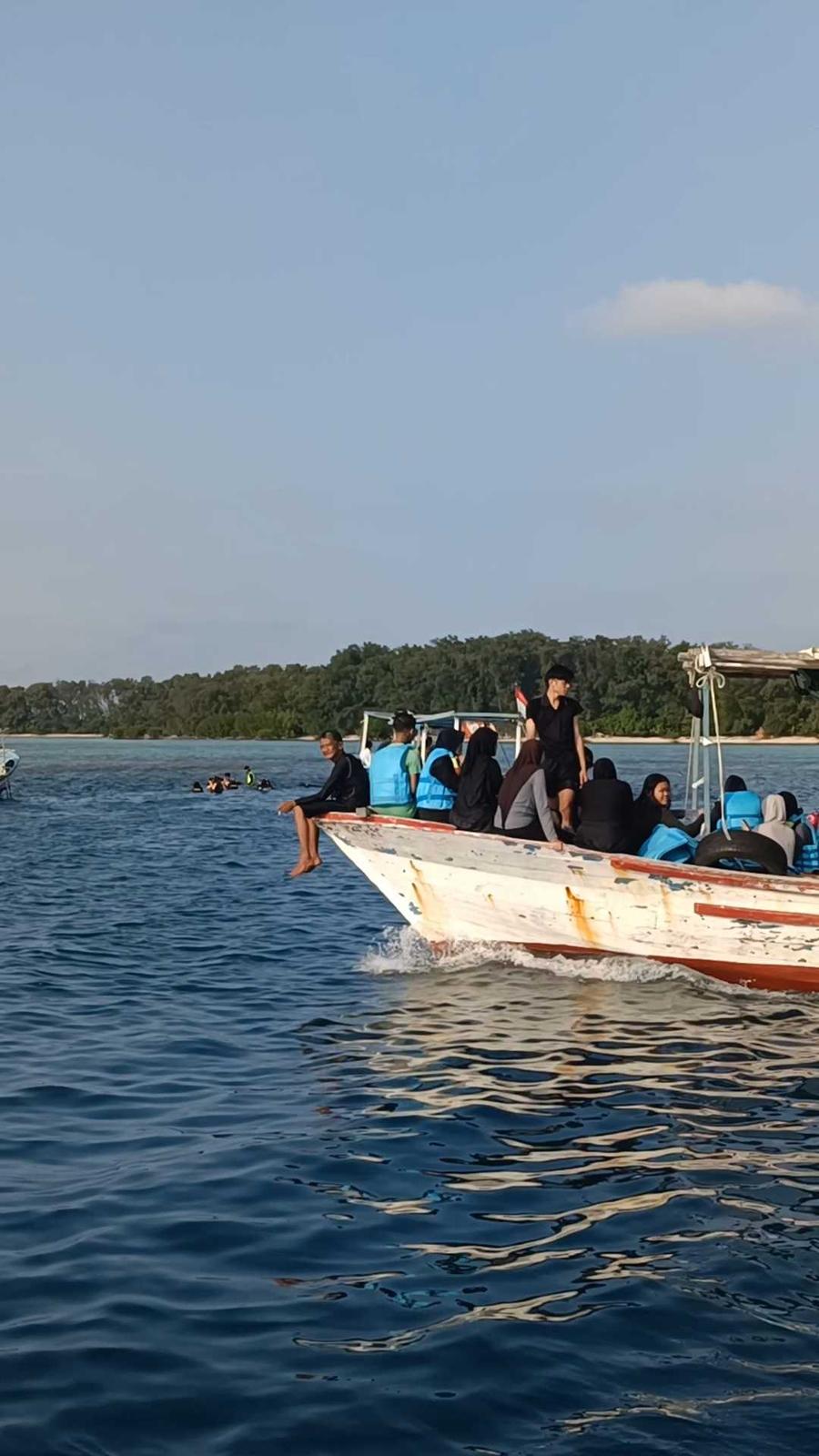 Perahu menuju spot snorkeling